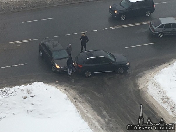 ДТП на улице передовиков, 11 при въезде во двор.