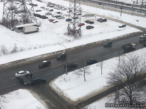 ДТП на улице передовиков, 11 при въезде во двор.