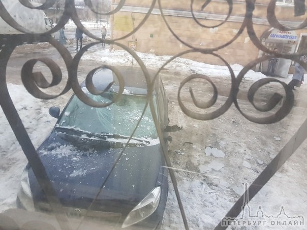 Лед упал на машину на ул. Крупской д 13.