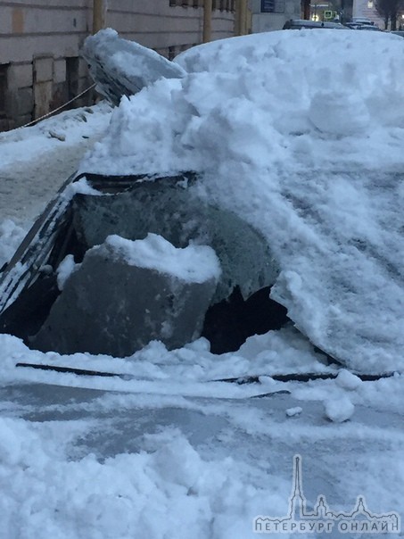 На машину упала льдина на улице Черняховского.