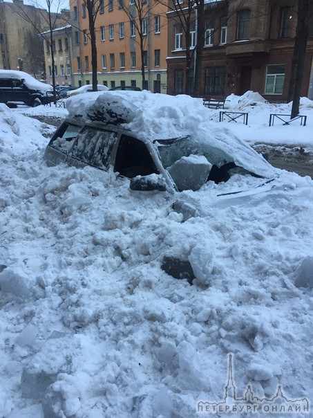 На машину упала льдина на улице Черняховского.