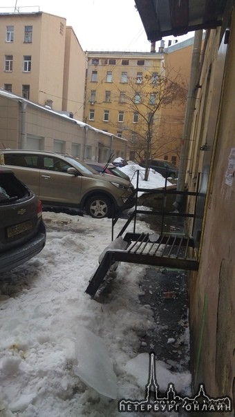 В Адмиралтейском районе, в Дерптском переулке у дома 14, глыба льда в багажнике у Chevrolet .