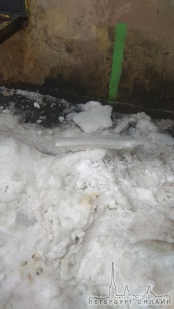 В Адмиралтейском районе, в Дерптском переулке у дома 14, глыба льда в багажнике у Chevrolet .