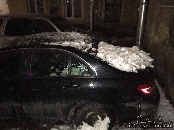 Упала глыба льда на машину в Петроградском районе на Гатчинской улице