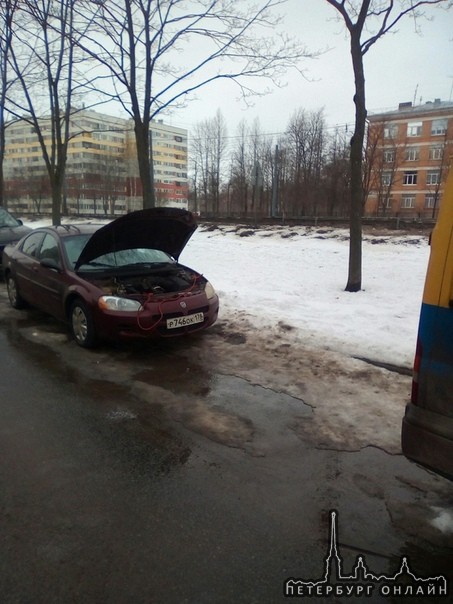 Нужна помощь завести машину...прикурить. Провода есть. Находится на Ветеранов 154 в кармане. Если кт...