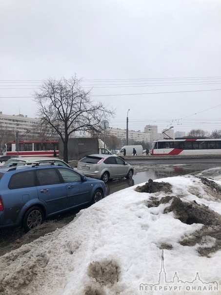 Белый джип вылетел на трамвайные путина пересечении Турку и Бухарестской, трамваи в сторону метро Ме...