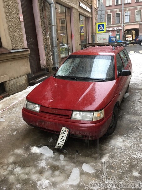 На Плуталовой улице скидывали снег-лед с крыш прямо на машины