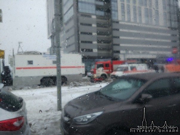 Пожарные и МЧС на Софийской 10. Движение по Софийской затруднено.