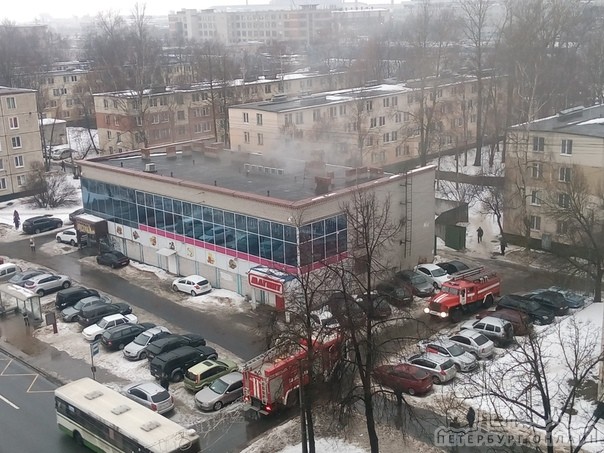 В Колпино на проспекте Ленина, в магазине Магнит пожар, службы на месте, люди эвакуированы. Валит гу...