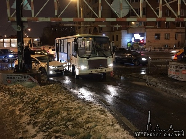 Маршрутка и Опель не поделили въезд в город Кудрово.