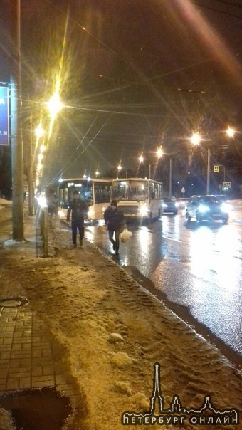 Маршрутка и автобус на Пискаревском проспекте, перед жд.станцией Пискаревка.