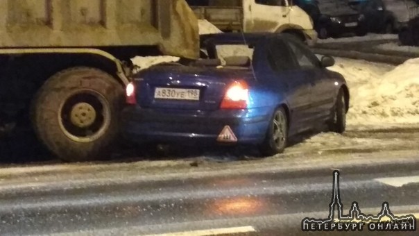 На Лёни Голикова,напротив 86 дома на пешеходном переходе легковушку занесло под припаркованный КамАЗ...