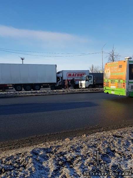 На Московском шоссе перед светофором возле Ленты. Водитель "Магнит " без сознания,его пытаются вытащ...