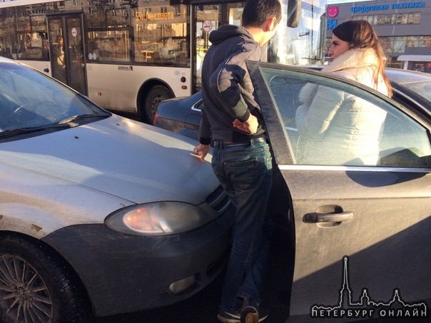 На перекрестке Типанова и Космонавтов такси атаковала Audi 4