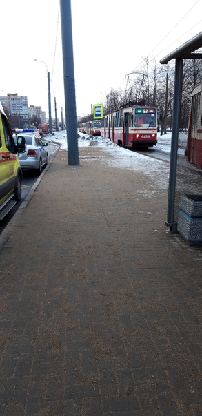 От ул.Здоровцева до ул.Добровольцев стоят трамваи номер52,по словам очевидцев женщина попала под тра...