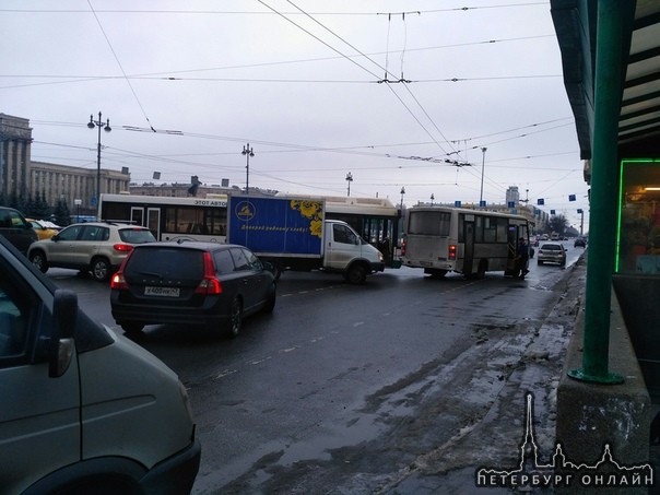 Поворачивая с Типанова на Московский, Автобус встретил на своём пути маршрутку, перекрыли проспект