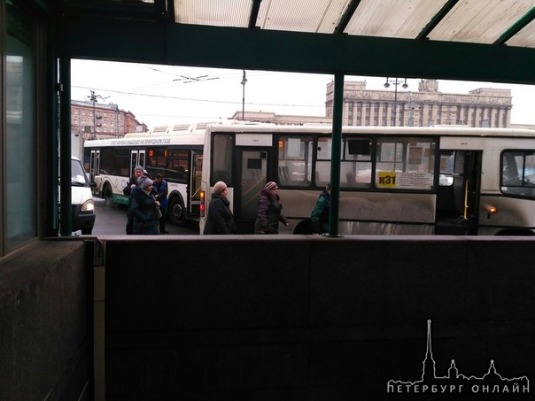Поворачивая с Типанова на Московский, Автобус встретил на своём пути маршрутку, перекрыли проспект