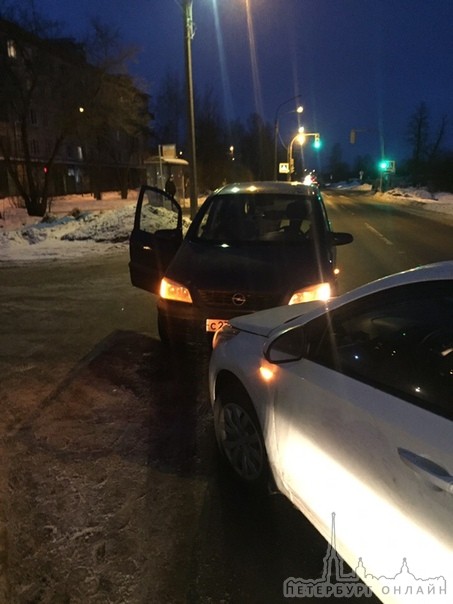 13 февраля в Петергофе на Ропшинском шоссе дом 4 в 17:25 произошло ДТП между автомобилями Hyundai Сол...