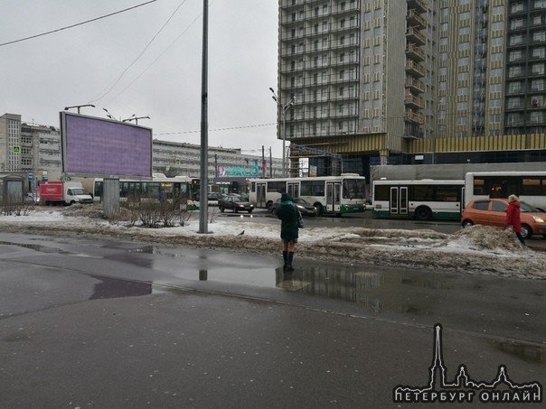 На пересечении Бухарестской и улицы Салова очень затруднено движение. ДПС уже еа месте. Автобусы не ...