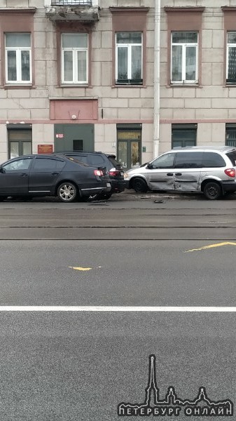 Авария на Новочеркасской. Несколько автомобилей на тротуаре. Проезд прямо не занят.