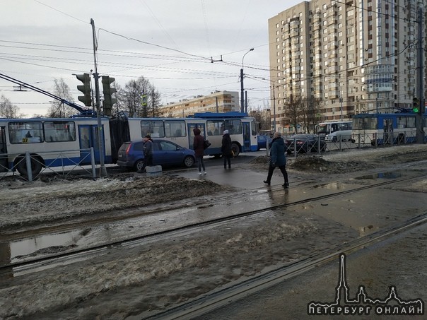 На Ветеранов стоят троллейбусы в обе стороны. Вероятнее всего что-то с линией, пробки как таковой не...