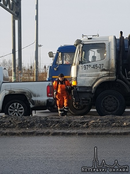 На Московском шоссе перед светофором возле Ленты опять ДТП. Притёрлись два грузовика,задели ли белый...
