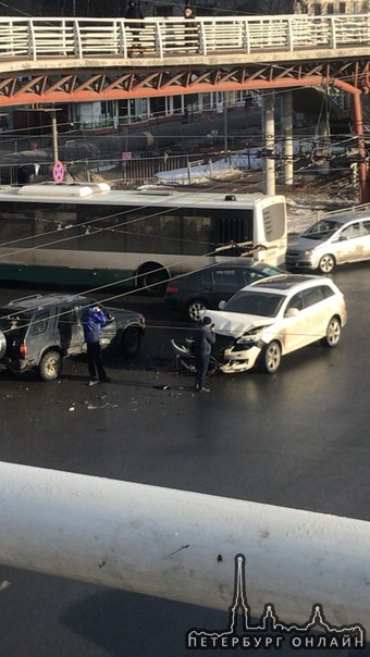 Под крабом на перекрестке проспекта Славы и Будапештской улицы столкнулись внедорожники