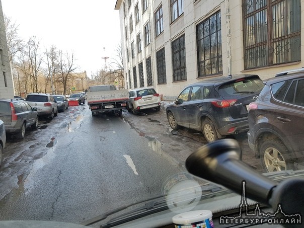 На Евпаторийском переулке , снес зеркало мезде и уехал. Если вдруг хозяин мазды увидит. 12:40 время....