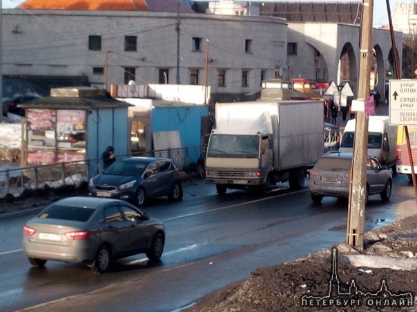 Переезд Старая Деревня. Встали два гаврика.. Стоят Полчаса, стражей порядка нет.