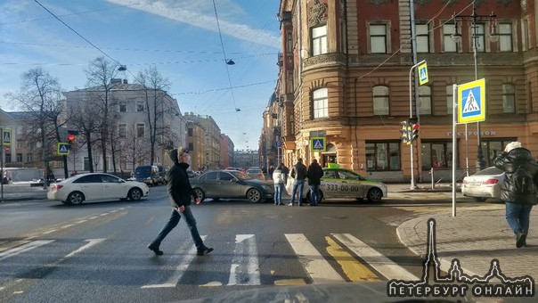 Улица Московского. Такси получил в зад от тонированного немца. Грустят...