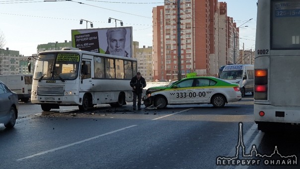 На проспекте Ветеранов у Таллинского универсама таксист протаранил маршрутку