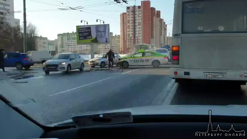 На проспекте Ветеранов у Таллинского универсама таксист протаранил маршрутку