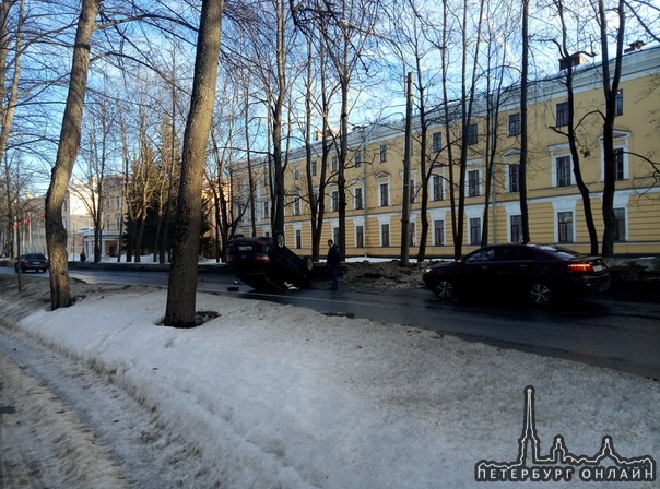 В Пушкине на Парковой перевернулась Крета, водитель вылез шатаясь, Пожарная и скорая приехали на пом...