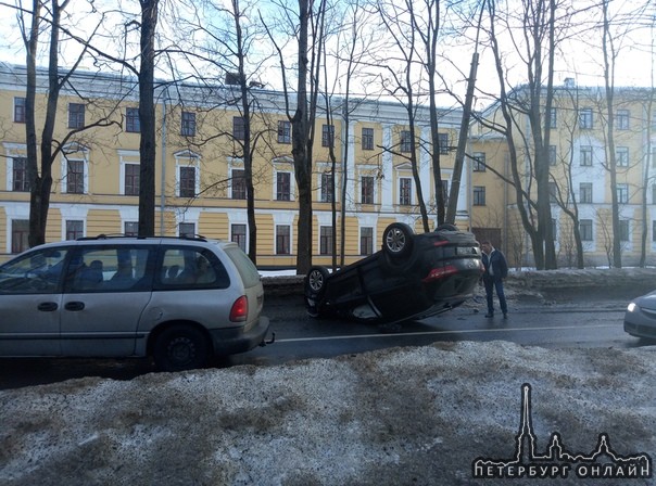 В Пушкине на Парковой перевернулась Крета, водитель вылез шатаясь, Пожарная и скорая приехали на пом...