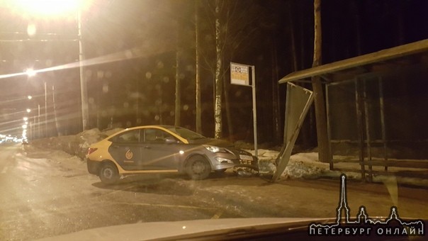 На Тихорецком проспекте в остановку влетел очередной делимобилЬ. 5 утра. Людей нет. Все сбижали.