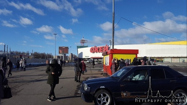 Эвакуировали Окей на Богатырском 13. Ждем саперов