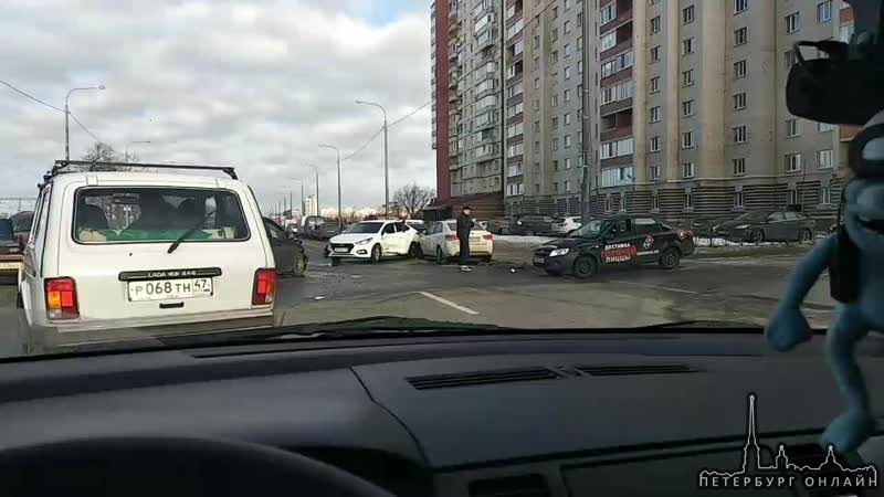 На Белградской при выезде из двора дома 26/7 столкнулись Ford Фокус и Solaris.