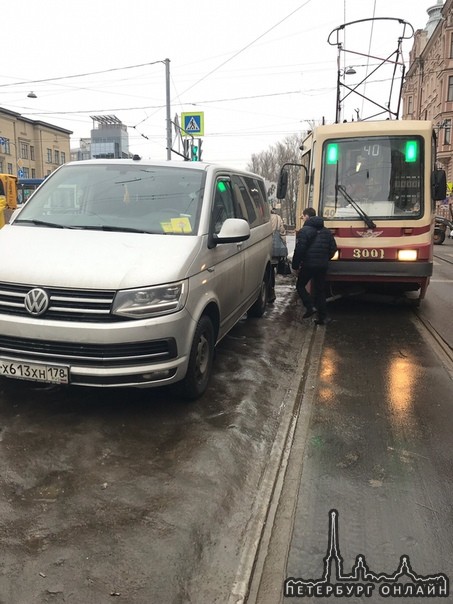 В очередной раз из-за «грамотной» парковки встал трамвай на набережной Карповки, а вместе с ним и тр...