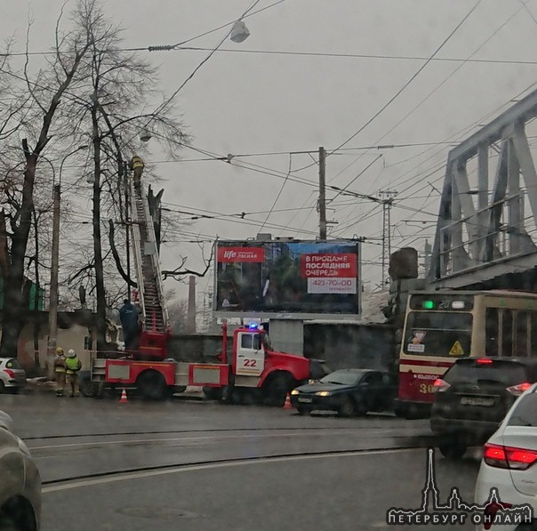 Упала ветка на провода у перекрестка Лесного и Литовской. МЧС устраняет. Трамвай ходят.