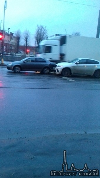 Догонялки на Обводном канале 15. БМВ вытолкнул серое авто за стоп линию.