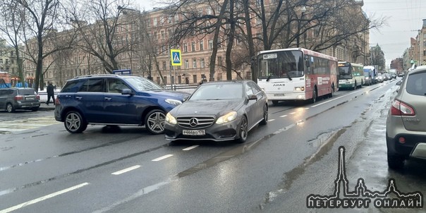 Дтп на перекрестке Чкаловского пр. И Ораниенбаумской ул перекрыли.