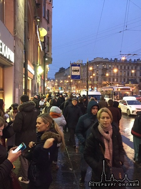 Эвакуировали Владимирский пассаж. Звонок о минировании.