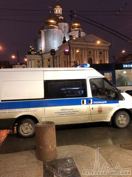 Около 18:30 эвакуировали Владимирский Пассаж и гостиницу в здании. Полиция на месте