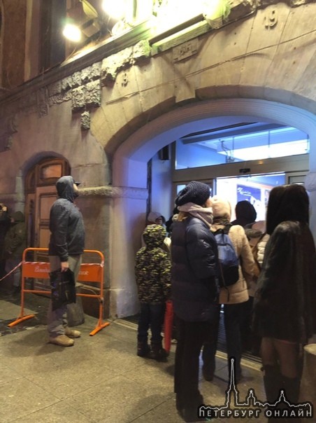 Около 18:30 эвакуировали Владимирский Пассаж и гостиницу в здании. Полиция на месте