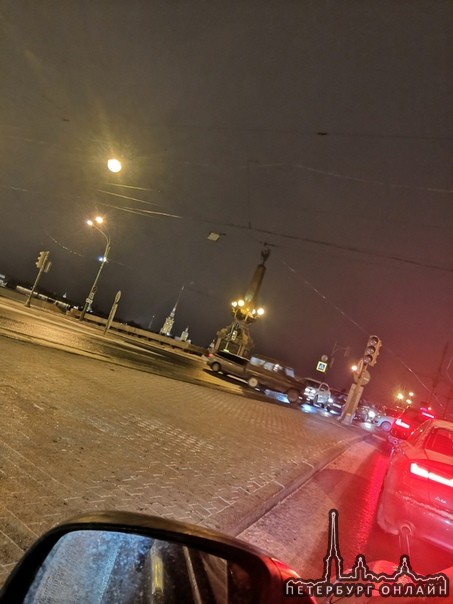 На Троицком мосту с 17 часов не работает светофор, не большая пробочка.
