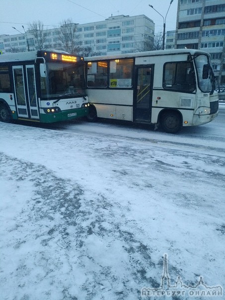 На Софийской лучший автобус Мира пристроился сзади к маршрутке прямо у всех на глазах
