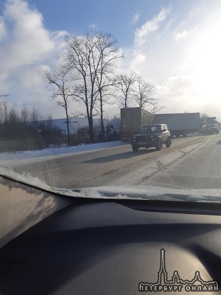 На Московском шоссе утренний коллапс. В сторону Питера лобовое с фурами.