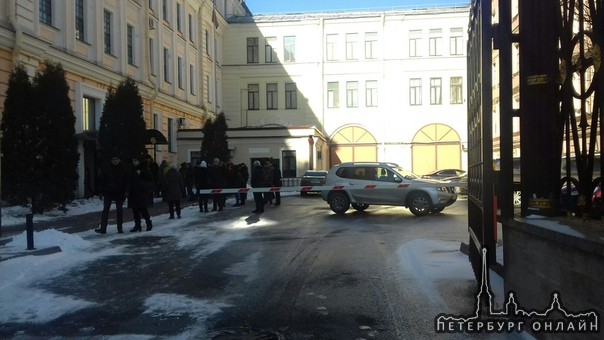 Работников , кто в чем был выгнали на улицу с Санкт-Петербургской Бумажной Фабрики Гознака