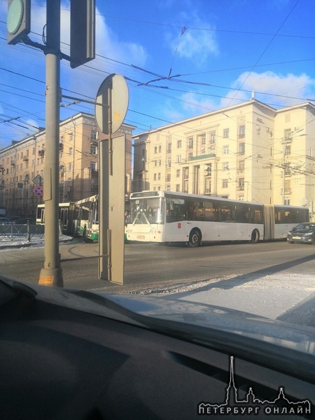 Ивановская - Седова на перекрёстке 2 автобуса не поделили дорогу.