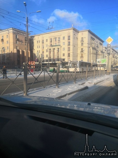 Ивановская - Седова на перекрёстке 2 автобуса не поделили дорогу.